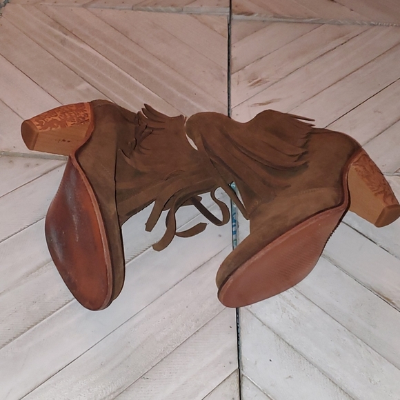 Uppercase (Sylvia) Size 7 Olive Green Suede - Picture 3 of 11